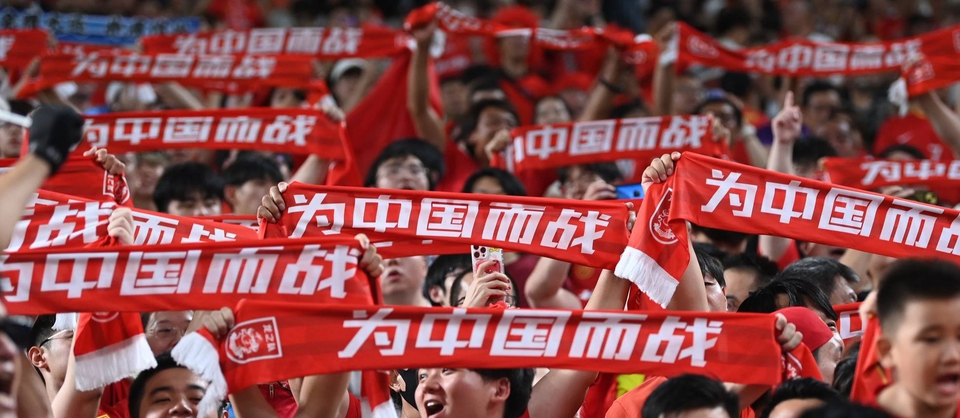 球队在比赛中遭遇各种困难，球员需团结拼搏