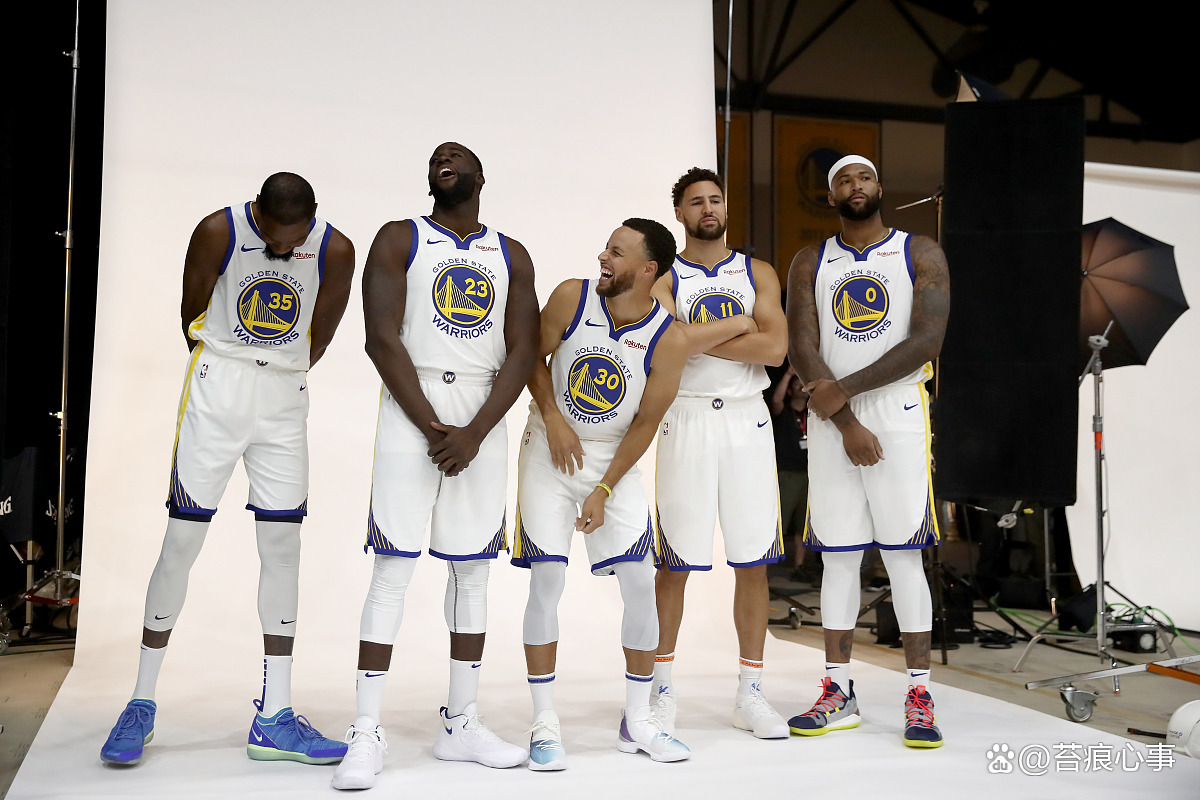 NBA联盟最佳阵容揭晓，球员轮番登台领奖