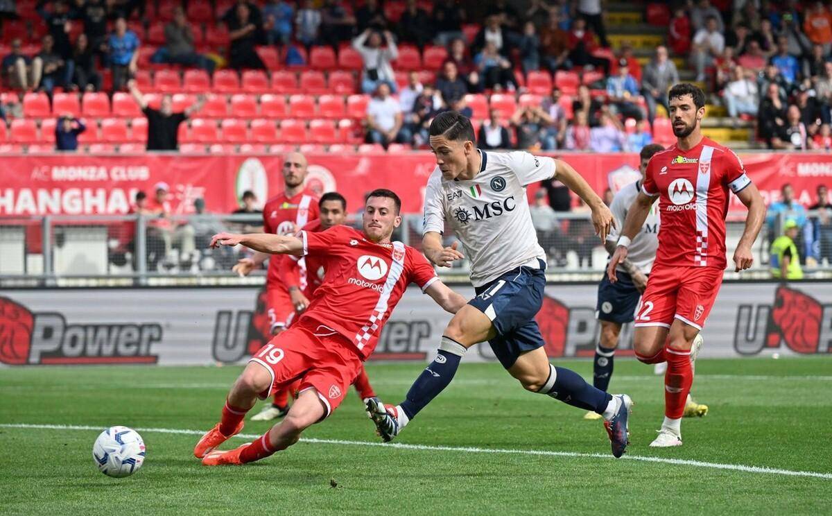 那不勒斯主场大捷,晋级下一轮 那不勒斯主场大捷,晋级下一轮