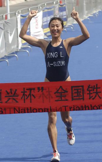 FB体育官方网站-新西兰选手勇夺铁人三项冠军，创造历史记录