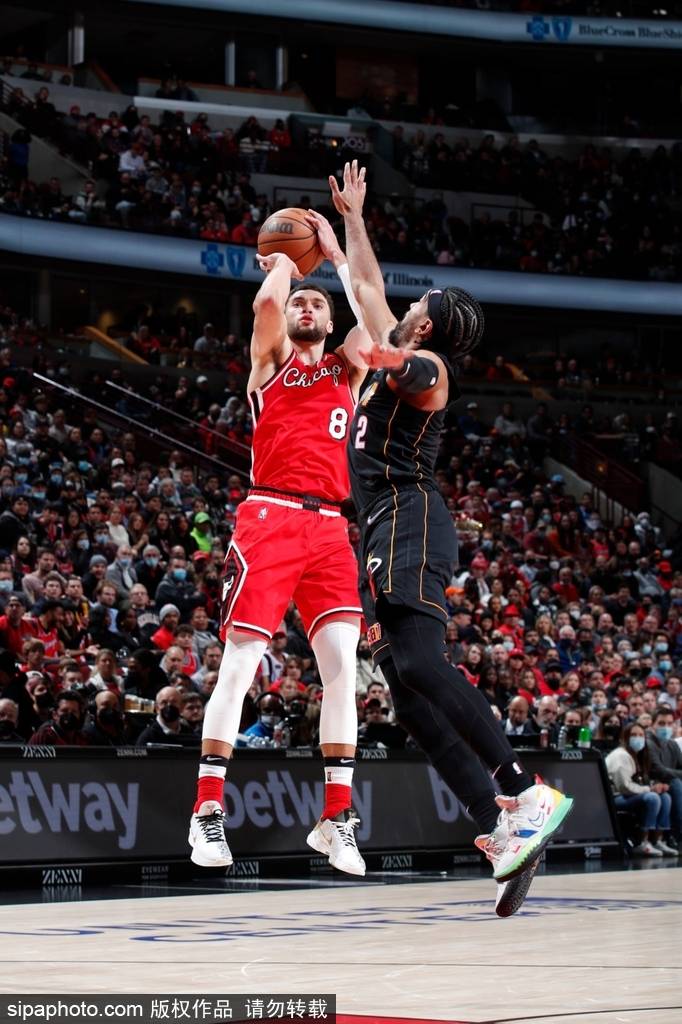 FB体育娱乐-100T鏖战BRO，Keria关键团战开团秒人强强对话全球总决赛，点燃全场激情