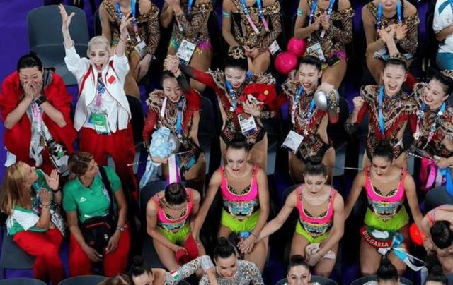 体操冠军再度登顶,完美表现 体操冠军再度登顶,完美表现