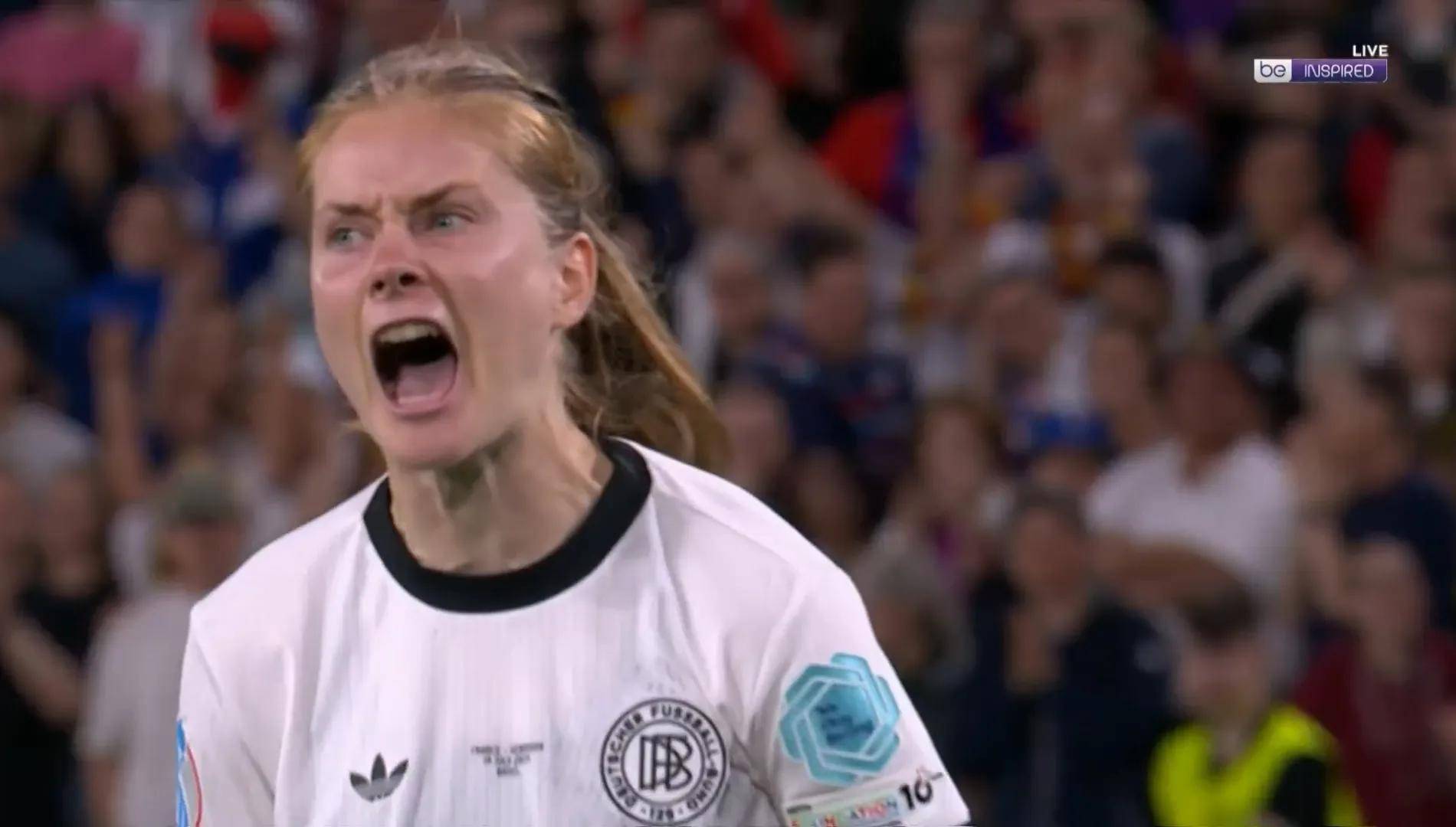 FB体育APP-斯洛伐克女足与对手争夺胜利