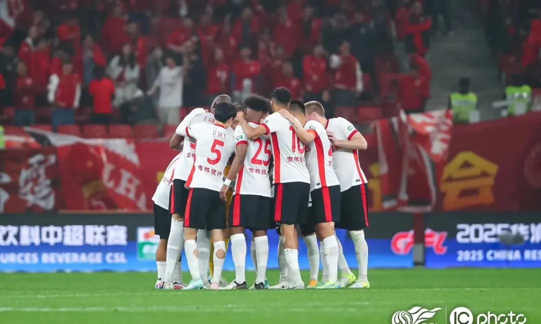 足球热身赛激情四射,中国队备战拼尽全力 足球热身赛激情四射,中国队备战拼尽全力