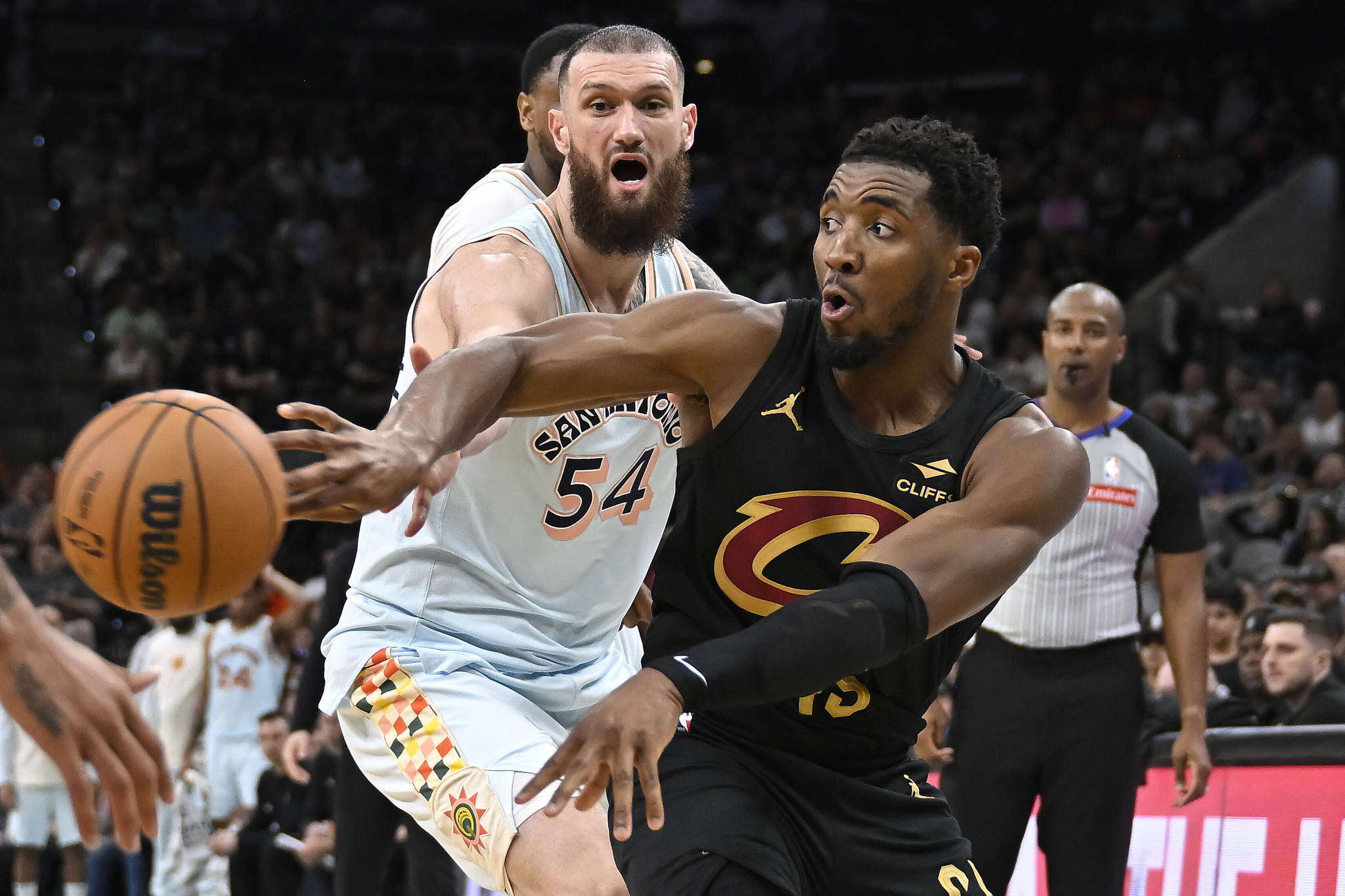 FB体育APP-开拓者击败骑士，保持胜率领先