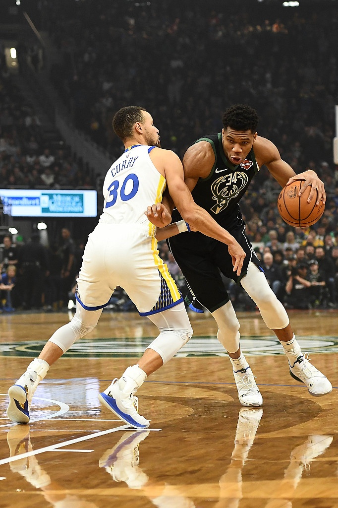 勇士主场惊险战胜尼克斯